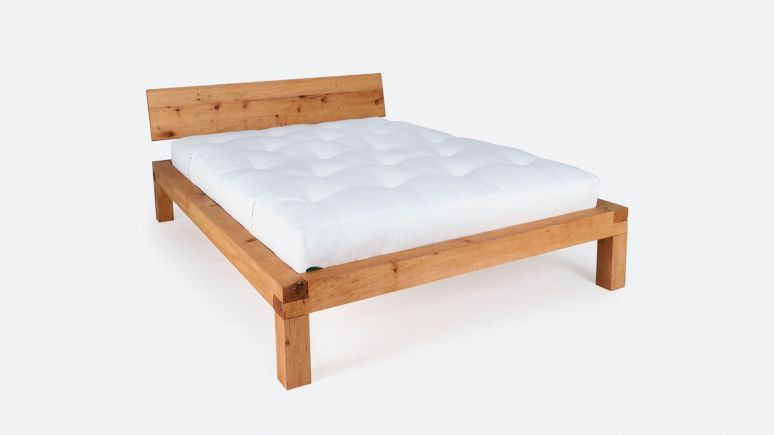 Bett YAK mit geradem Rückenteil in Eichenholz (Abbildung Zirbe). Futon und Lattenrost nicht im Lieferumfang enthalten.