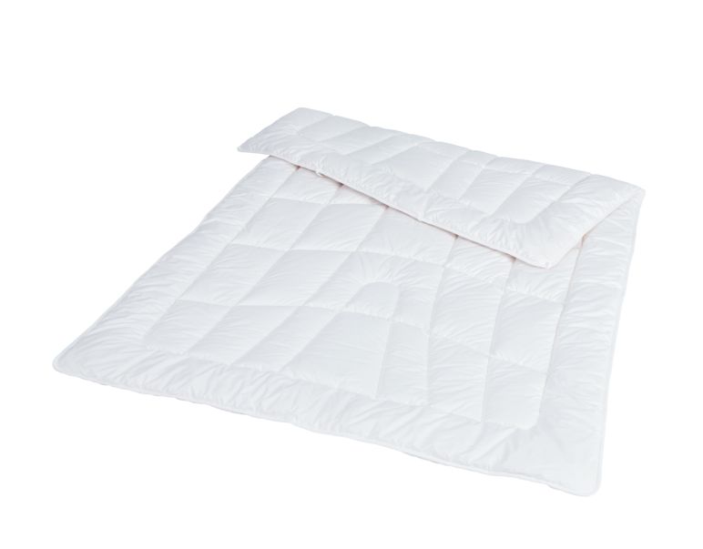 Light summer blanket with organic cotton cover.